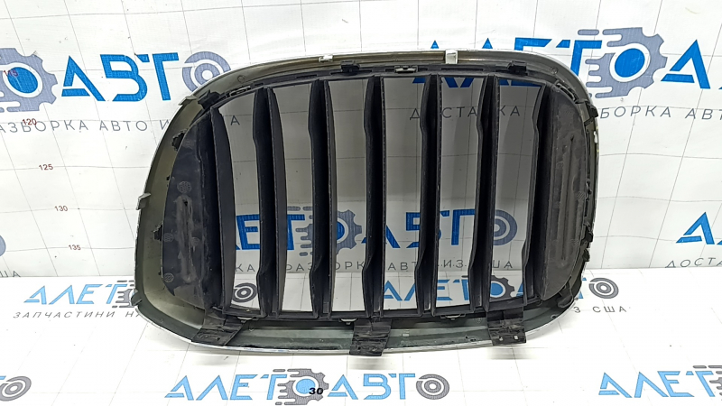 Решетка радиатора grill правая BMW X3 G01 18-21 ноздря, хром обрамление+ серая решетка, сломано крепление, песок