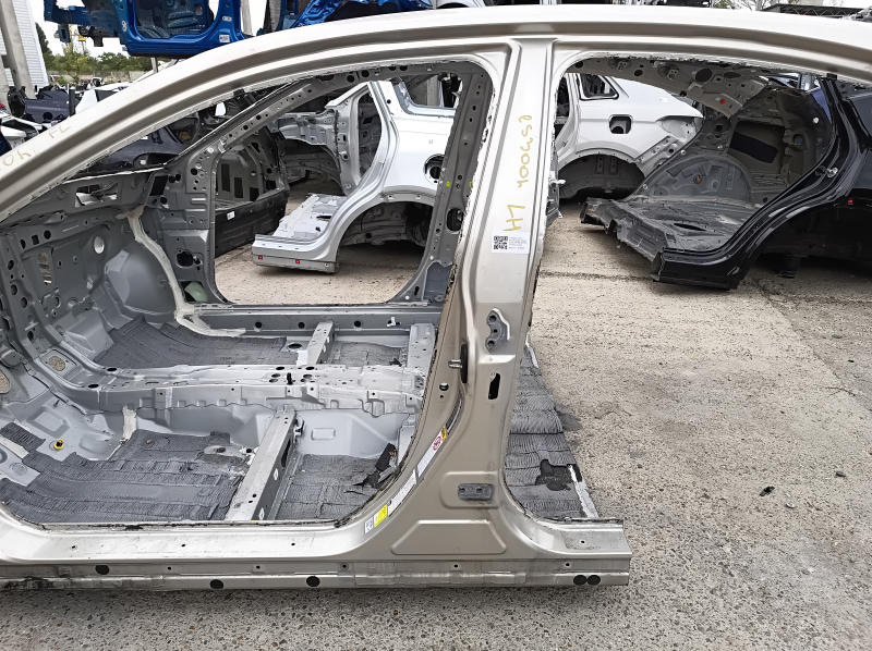 Стойка кузова центральная левая Lexus ES300h ES350 13-18 на кузове