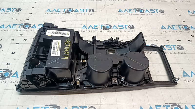 Накладка центральной консоли с подстаканниками Nissan Altima 13-15 тип 1, с прикуривателем, царапины