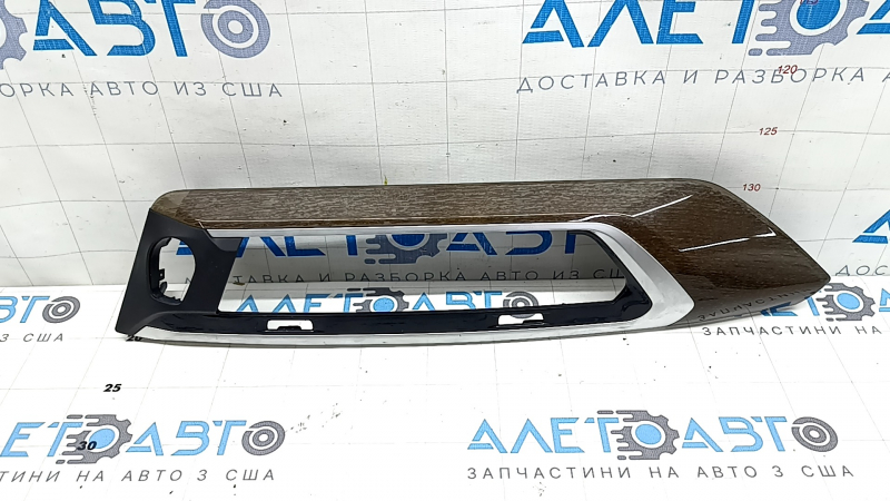 Накладка передней панели для BMW X3 G01 2018-2023 с видимыми царапинами и вздутием лака.
