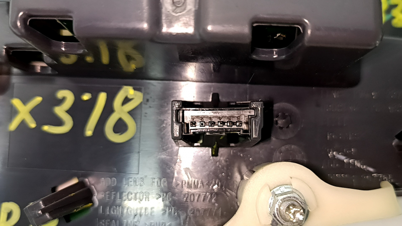 Фонарь внутренний дверь багажника правый BMW X3 G01 18-21 LED, царапины