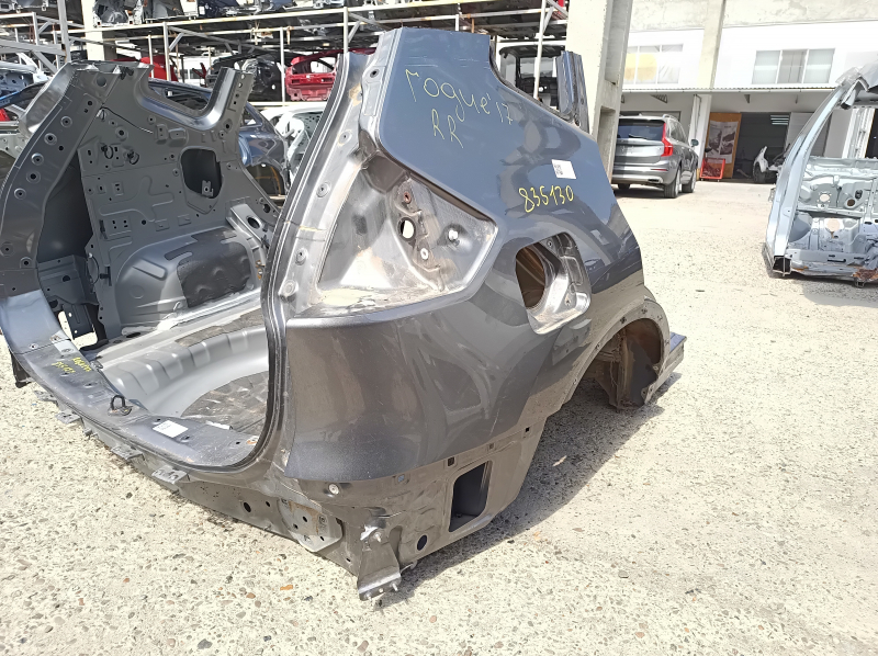 Четверть задняя правая кузова Nissan Rogue 14-20, на фотографии видна оригинальная деталь без дефектов.