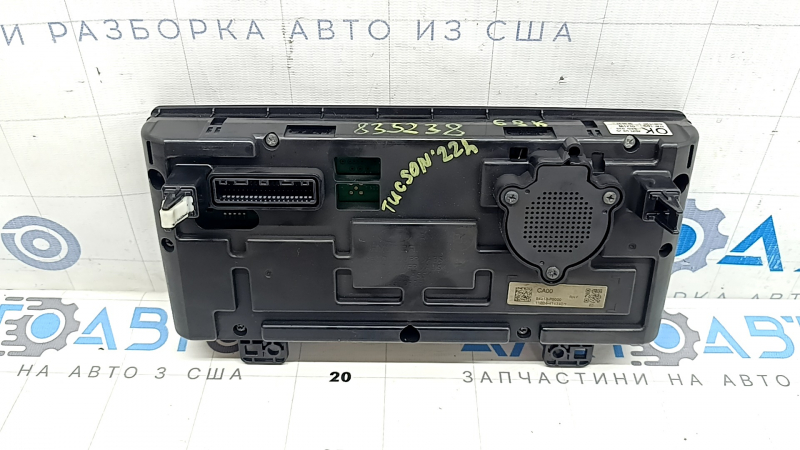 Задняя сторона щитка приборов с маркировкой и разъёмами для подключения.