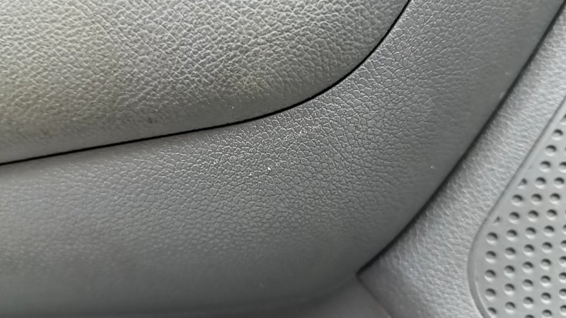 Обшивка двери карточка передняя левая Kia Niro 17-22 серая, черная глянцевая вставка, подлокотник кожа, царапины, под чистку