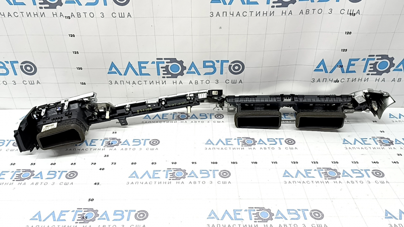Накладка передней панели с дефлекторами воздуховода Kia Niro 20-22 хром с подсветкой, полез хром, царапины