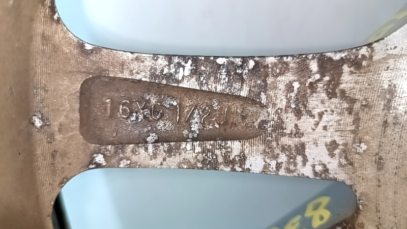 Замедленный ракурс диска с маркировкой 16x6.5, видно состояние покраски.