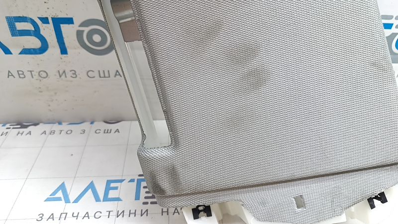 Поверхность накладки с царапинами и потертостями для Audi E-Tron.