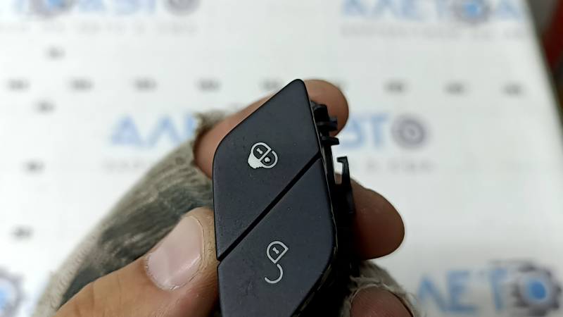 Кнопка центрального замка передняя левая Mercedes C-class W205 15-21 черная, облезло покрытие
