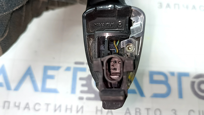 Крупный план ручки двери Mercedes C-class W205 с очевидными следами использования.