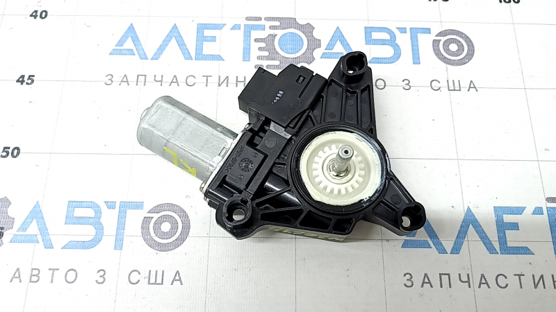 Мотор стеклоподъемника задний левый Mercedes C-class W205 15-21