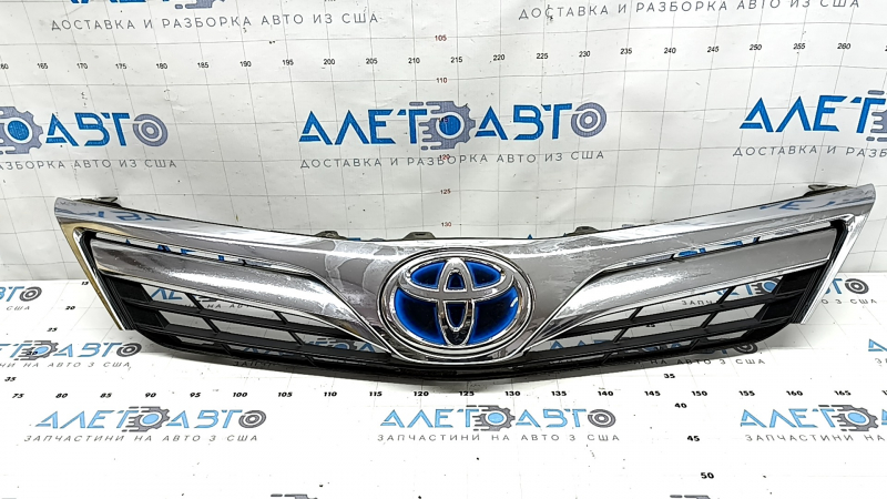 Главный вид решётки радиатора для Toyota Camry 2012-2014, с небольшими потертостями.