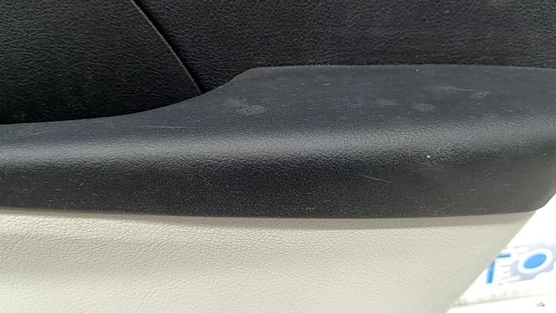 Деталь с видимыми потертостями от использования на обивке двери Toyota Camry.