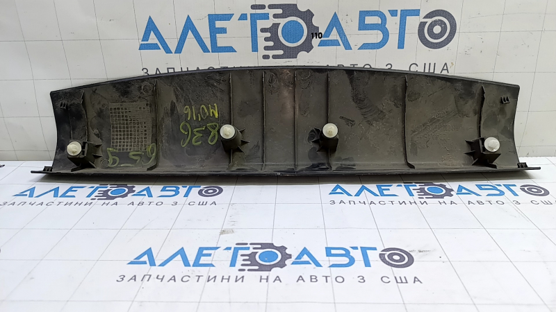Обшивка двери багажника верхняя Mitsubishi Outlander 14-20 черная, царапины, тычка