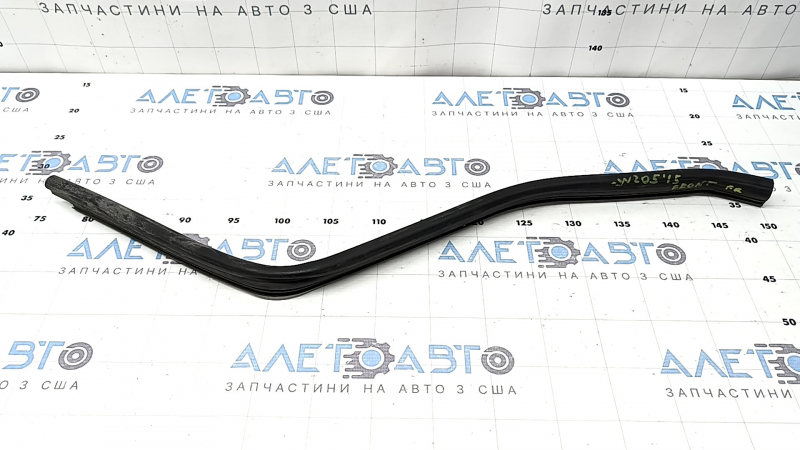 Уплотнитель капота задний правый Mercedes C-class W205 300/400/63 16-21 на решетке дворников