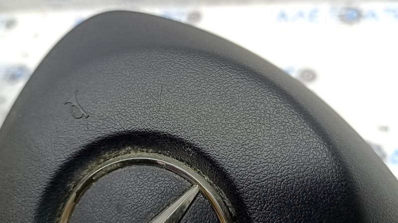 Крупный план царапин на подушке airbag для Mercedes C-class W205 2015-2021