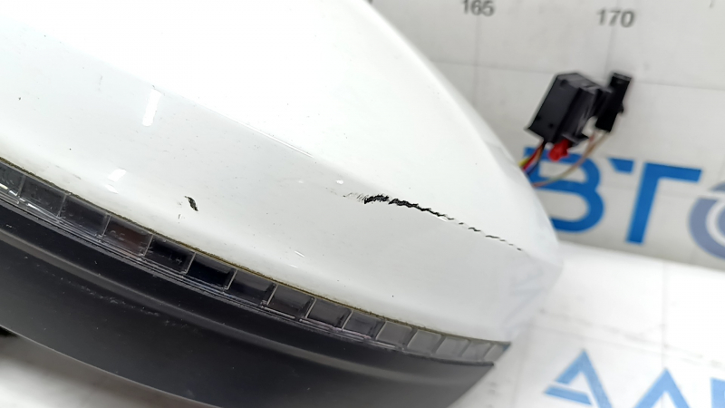 Трещина на стекле зеркала Volkswagen Tiguan 2018-2024.
