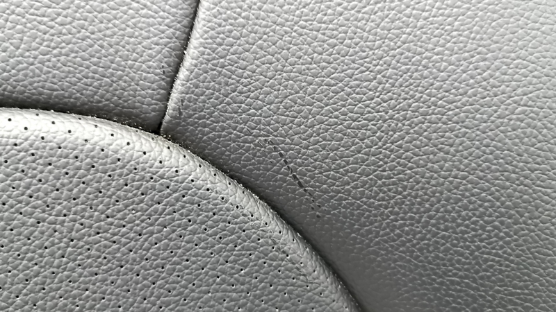 Царапины на перфорированной коже спинки сидения для Mercedes C-class W205 2015-2021.