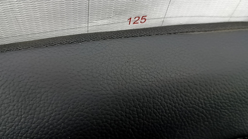 Часть кожи заднего сидения Mercedes C-class W205 с мелкими дефектами.