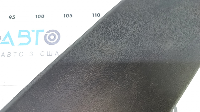 Обшивка двери багажника верхняя Lincoln MKC 15-19 черная, царапины, побелел пластик, сломано крепление