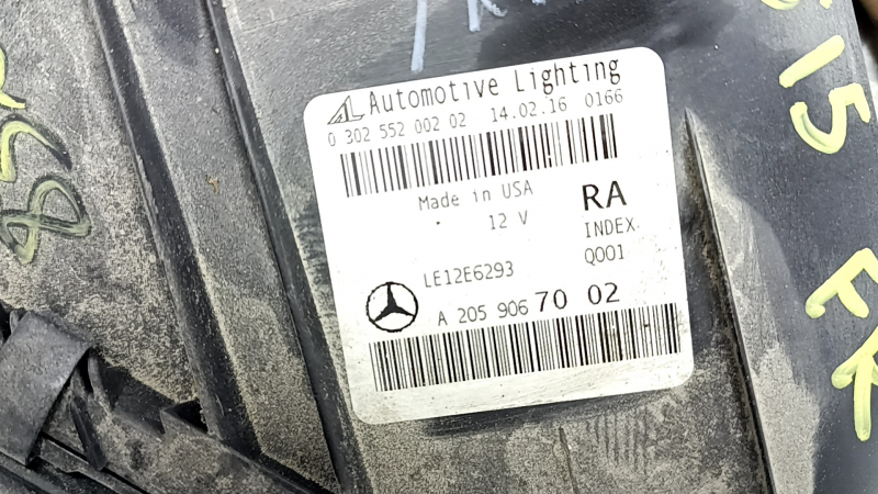 Фара передняя правая Mercedes C-class W205 15-18 галоген, с уплотнителем, царапины, надломано крепление, в краске