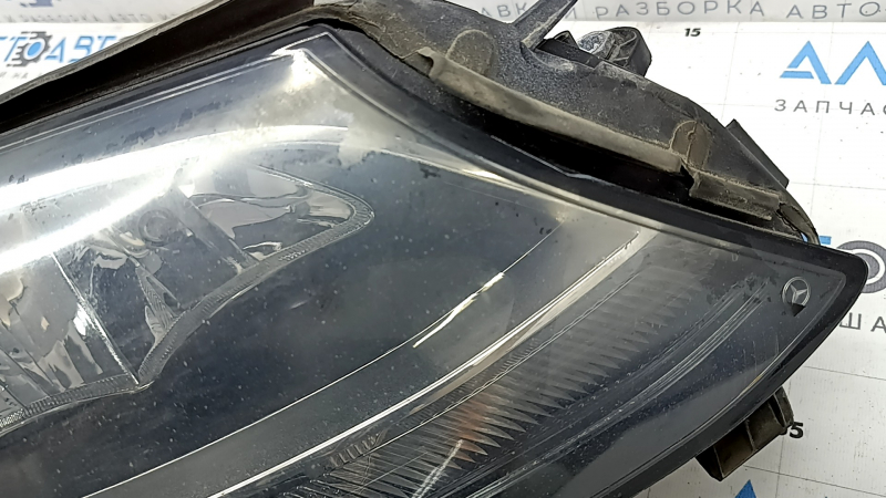 Фара передняя правая Mercedes C-class W205 15-18 галоген, с уплотнителем, царапины, надломано крепление, в краске