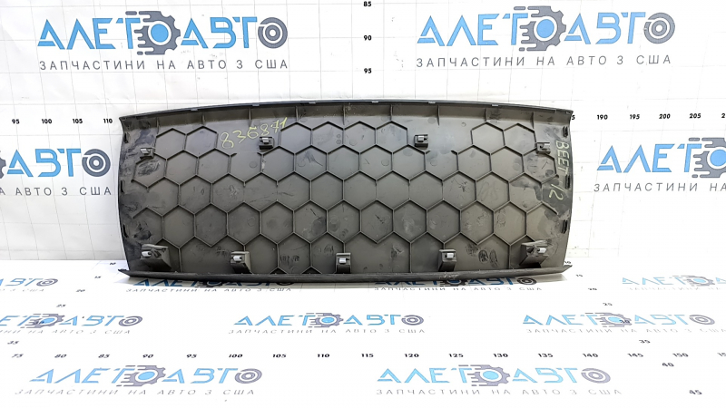 Обшивка двери багажника верхняя VW Beetle 12-19 черная, царапины, затертость
