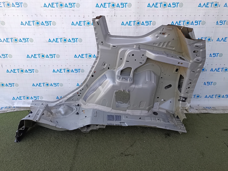 Ракурс кузова, показывающий заднюю правую четверть Ford Escape с оригинальной краской, без следов износа.