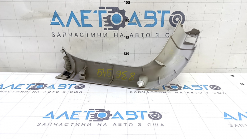 Обшивка двери багажника правая Toyota Prius V 12-17 светло-серая, потертость