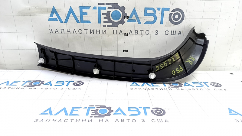 Обшивка двери багажника правая Toyota Prius 50 16-18 черная, под шторку, сколы