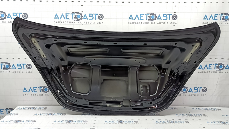 Задняя часть крышки багажника Mercedes C-class W205, детальный вид, оригинал.