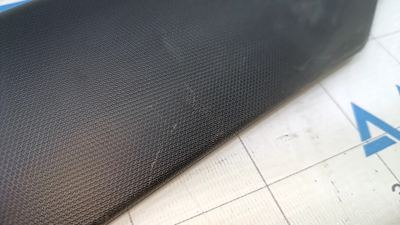 Обшивка двери багажника правая VW Beetle 12-19 черная, царапины, затертость