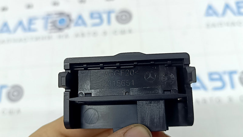 Кнопка блокировки крышки багажника салонная Mercedes C-class W205 15-21 в бардачке