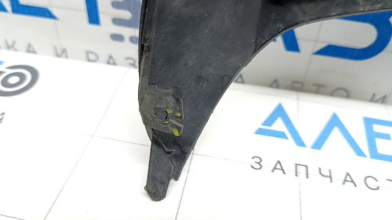 Деталь крепления губы заднего бампера Mercedes C-class W205, вид крупным планом.