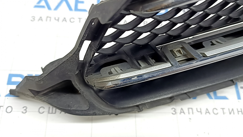 Решетка радиатора в сборе grill Mercedes C-class W205 15-18 с эмблемой без радара под камеру, песок, в краске