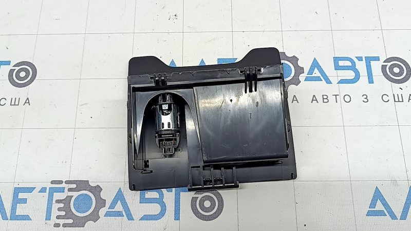 Пепельница центральной консоли задняя Mercedes C-class W205 15-21 с прикуривателем, черная, царапина