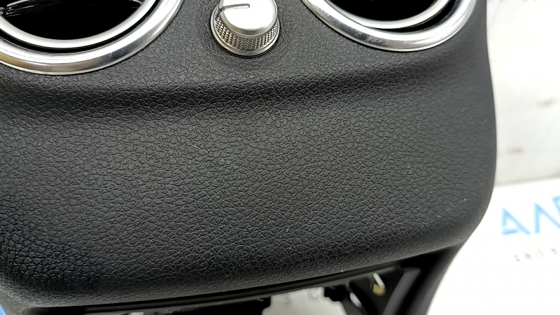 Крупный план дефлектора воздуховода на центральной консоли Mercedes C-class W205.