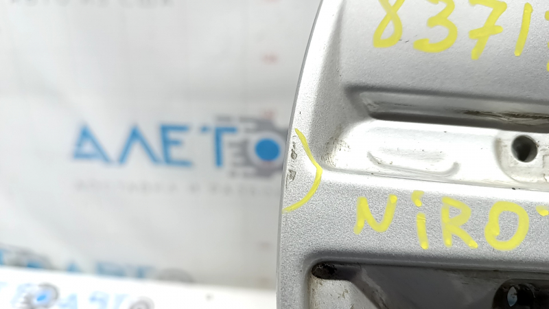 Крупный план легкой бордюрки на диске колесном R16 от Kia Niro, артикул 837177
