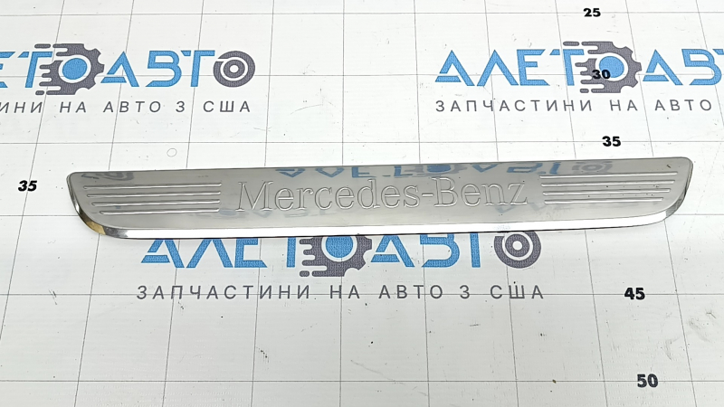Накладка порога передняя правая наружная Mercedes C-class W205 15-21 хром без подсветки, тип 2, вмятины, царапины, коррозия