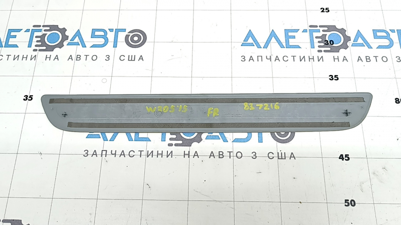 Накладка порога передняя правая наружная Mercedes C-class W205 15-21 хром без подсветки, тип 2, вмятины, царапины, коррозия
