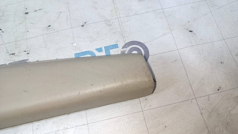 Обшивка двери багажника верхняя Lexus RX300 98-03 бежевая, со стоп сигналом, царапины, тычки, затертость, под чистку