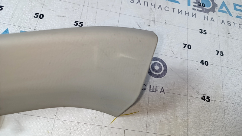 Обшивка двери багажника левая Nissan Leaf 13-17 серая, царапины, побелел пластик