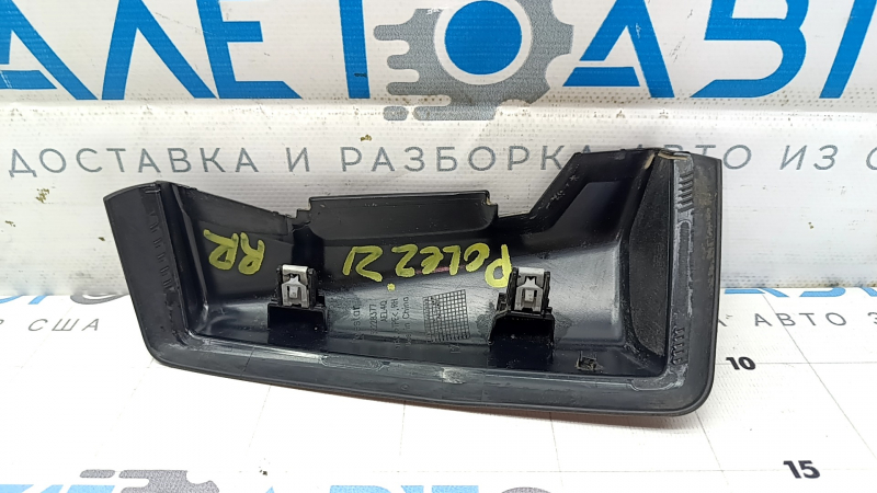 Накладка фонаря внутреннего двери багажника правая Polestar 2 21-25 затертость