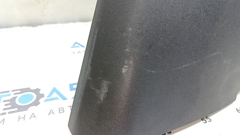 Крупный план царапин на накладке задней стойки, состояние детали.