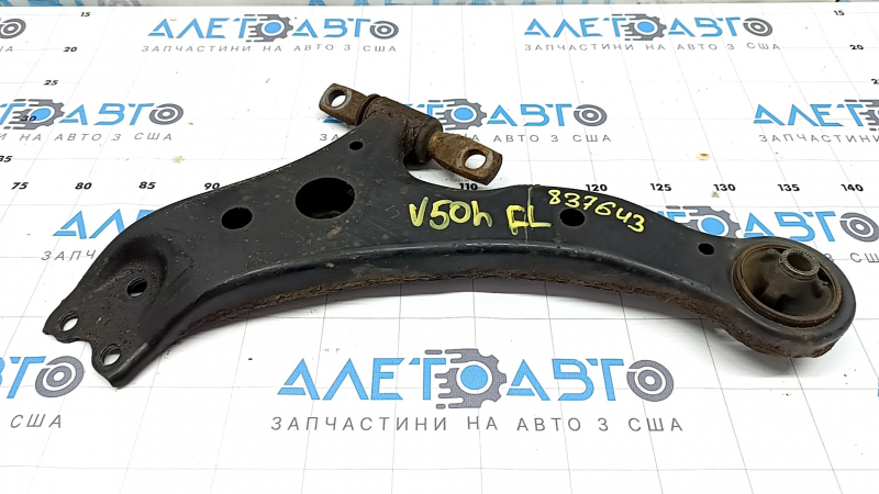 Передний нижний рычаг для Toyota Camry V50 2012-2014, вид сбоку, со следами эксплуатации.