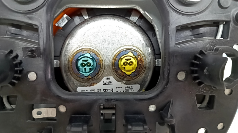 Подушка безопасности airbag в руль водительская Volvo XC90 16-25 черная, царапины