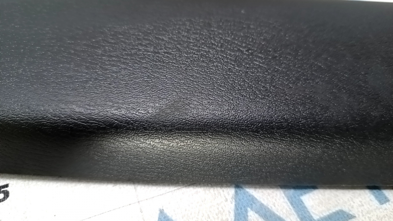Обшивка двери багажника верхняя Nissan Pathfinder 13-20 черная, царапина, затертость