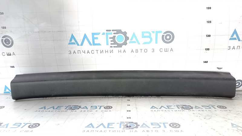 Обшивка двери багажника верхняя Nissan Pathfinder 13-20 черная, царапины