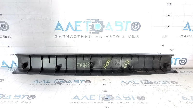 Обшивка двери багажника верхняя Nissan Pathfinder 13-20 черная, царапины