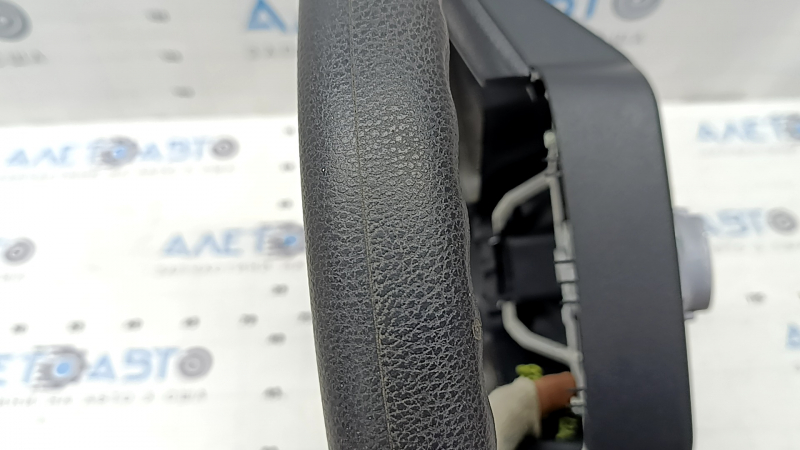 Боковой ракурс руля Toyota RAV4 2019-2025, видно состояние материала.