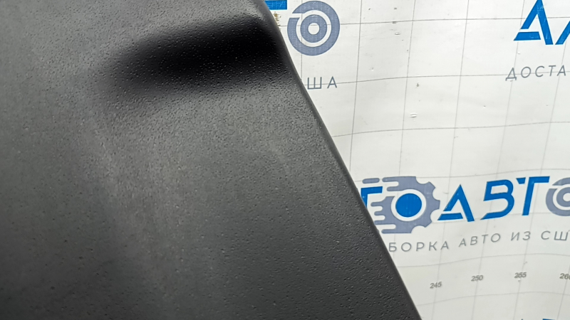 Общий вид накладки центральной стойки слева для Kia Niro 2023–2026 с потертостями.